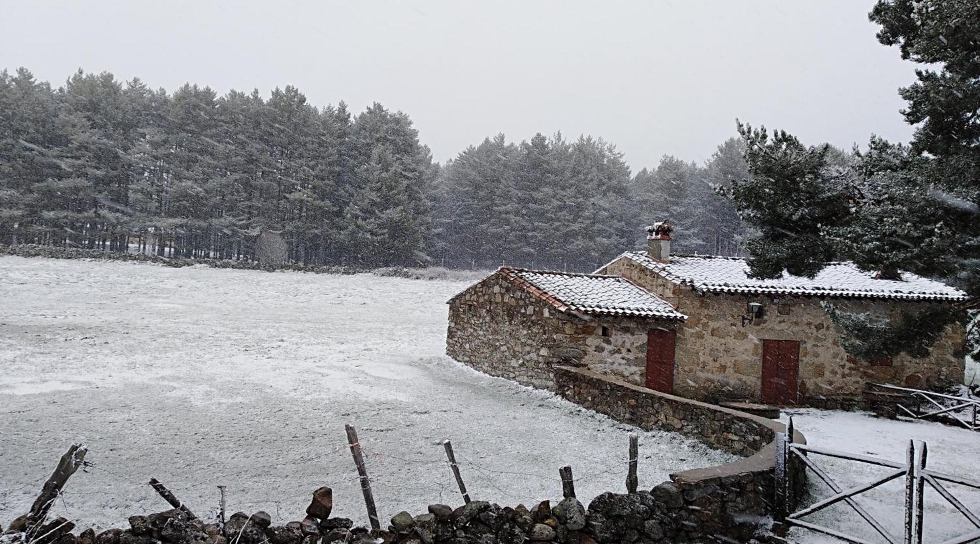 Hotel Rural El Yantar De Gredos Сан-Мартин-дель-Пимпольяр Экстерьер фото